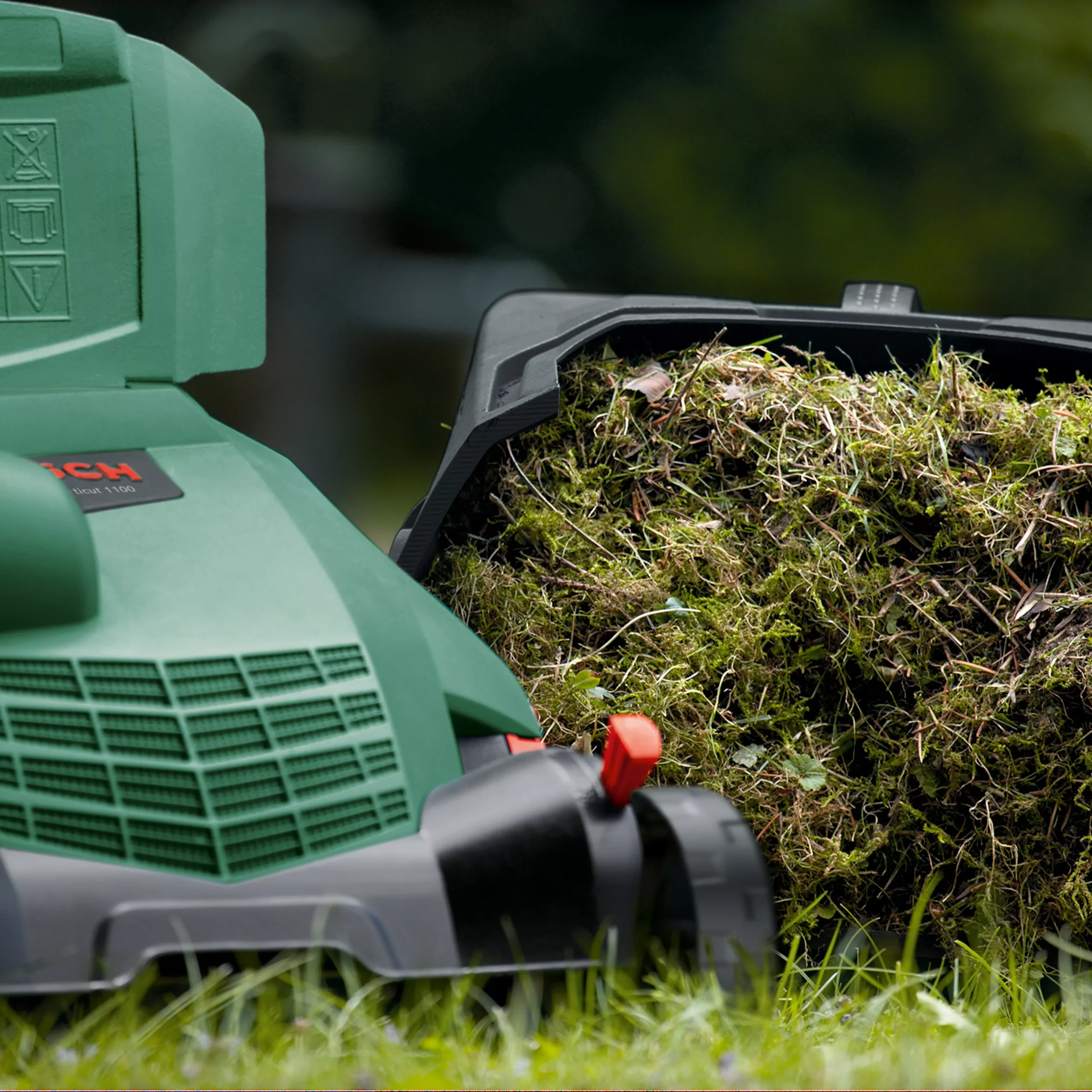 Bosch Power For All UniversalVerticut 1100 320mm Corded Raker & Scarifier 7 Bosch Power For All UniversalVerticut 1100 320mm Corded Raker & Scarifier - Image 5