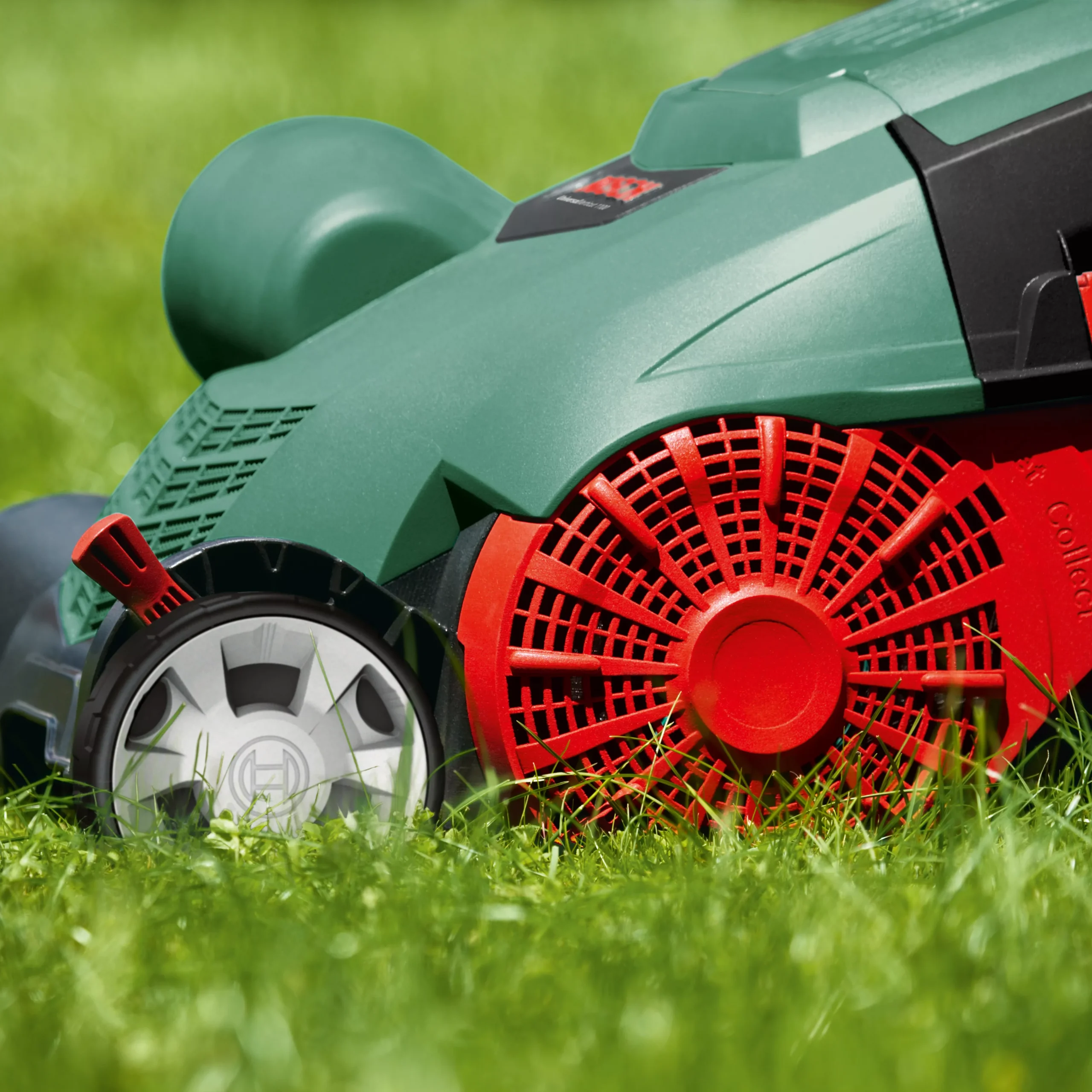 Bosch Power For All UniversalVerticut 1100 320mm Corded Raker & Scarifier 6 Bosch Power For All UniversalVerticut 1100 320mm Corded Raker & Scarifier - Image 4