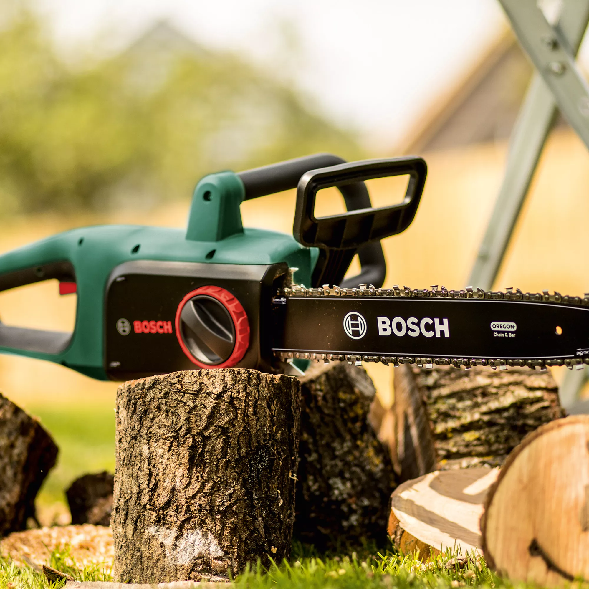 Bosch UniversalChain35 1.8W Mains Fed Corded 350mm Chainsaw 5 Bosch UniversalChain35 1.8W Mains Fed Corded 350mm Chainsaw - Image 3