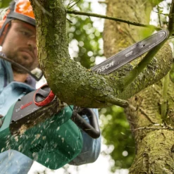 Bosch UniversalChain35 1.8W Mains Fed Corded 350mm Chainsaw 11 Bosch UniversalChain35 1.8W Mains Fed Corded 350mm Chainsaw -Hozelock Shop bosch universalchain35 1 8w mains fed corded 350mm chainsaw4059952608167 04i bq