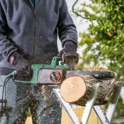 Bosch UniversalChain35 1.8W Mains Fed Corded 350mm Chainsaw 13 Bosch UniversalChain35 1.8W Mains Fed Corded 350mm Chainsaw -Hozelock Shop bosch universalchain35 1 8w mains fed corded 350mm chainsaw4059952608167 06i bq