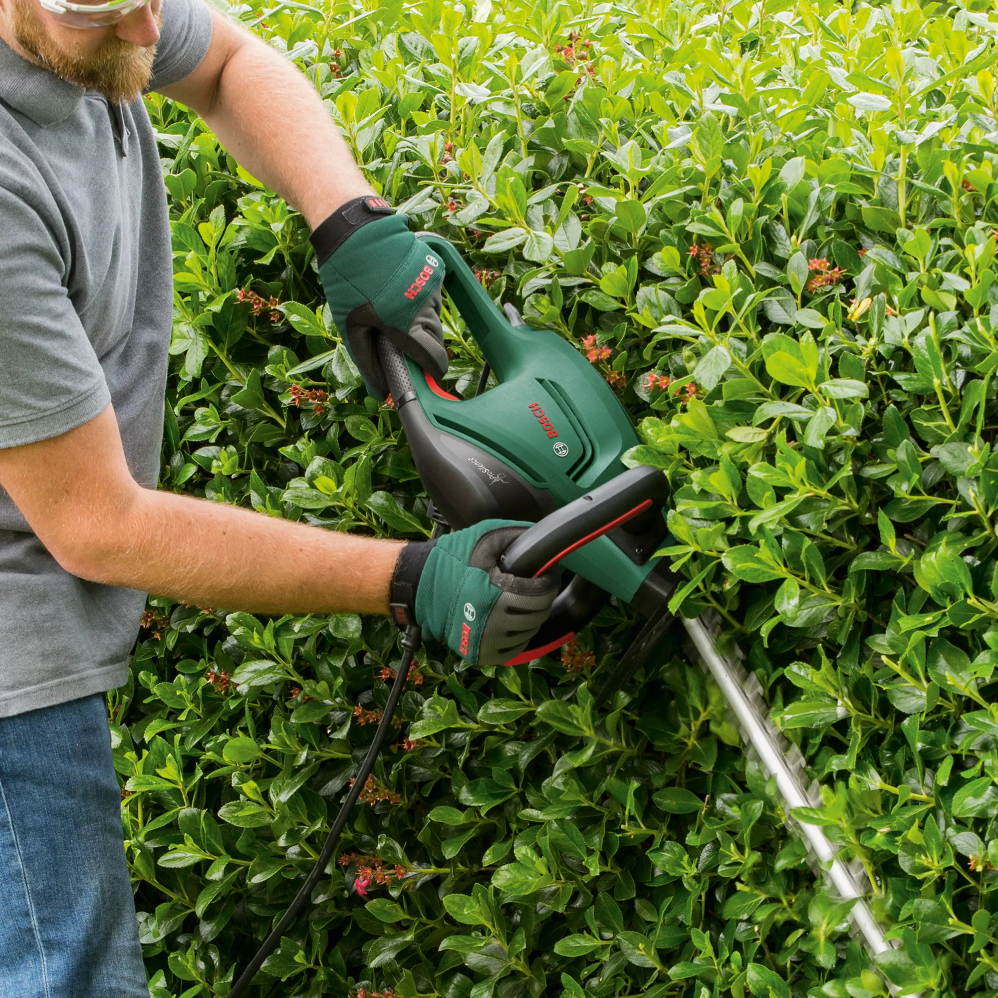 Bosch UniversalHedgeCut 60 480W 116cm Corded Hedge Trimmer 8 Bosch UniversalHedgeCut 60 480W 116cm Corded Hedge Trimmer - Image 6