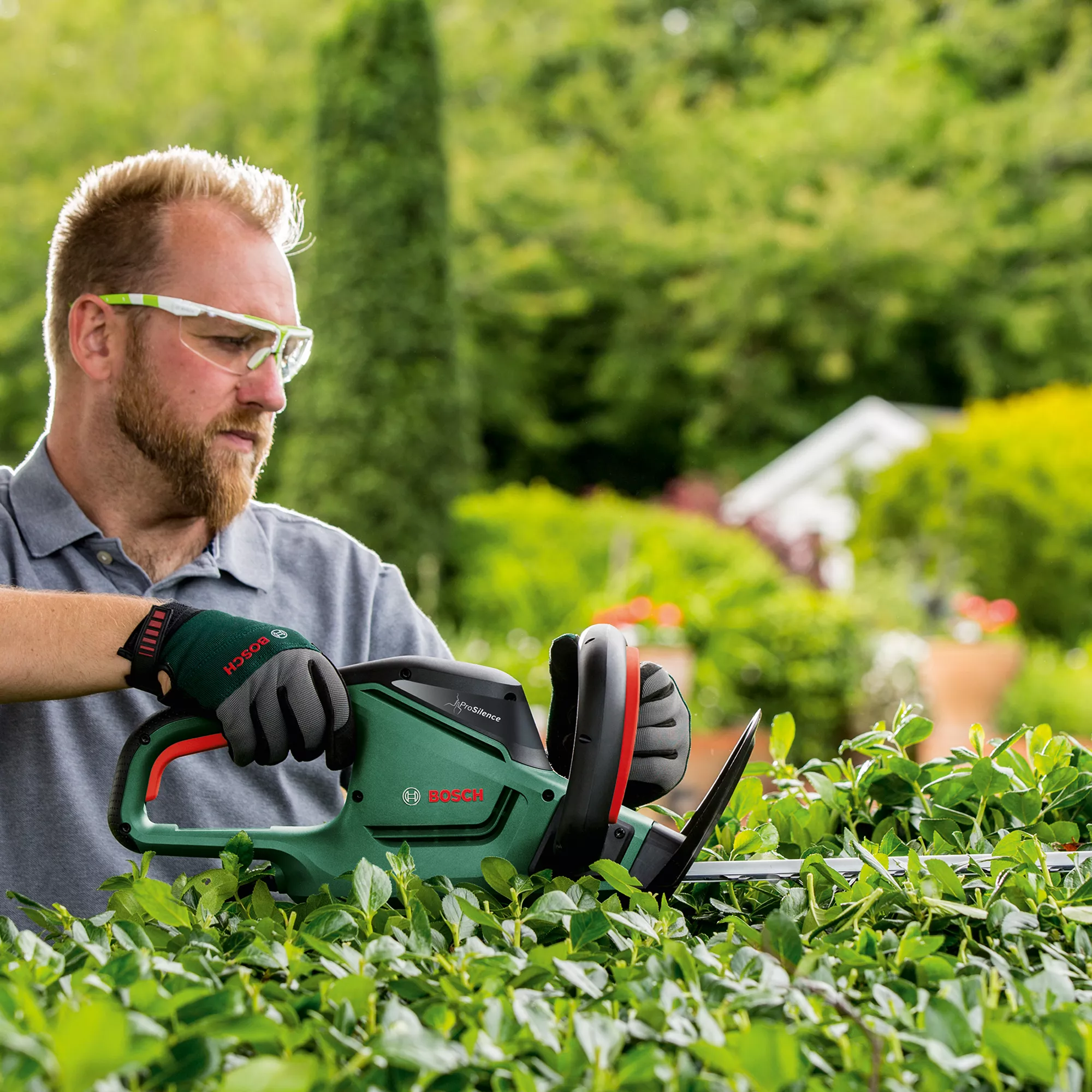 Bosch UniversalHedgeCut 60 480W 116cm Corded Hedge Trimmer 9 Bosch UniversalHedgeCut 60 480W 116cm Corded Hedge Trimmer - Image 7