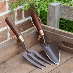 Burgon & Ball National Trust Brown Trowel -Hozelock Shop burgon ball national trust brown trowel5019360201557 02i bq
