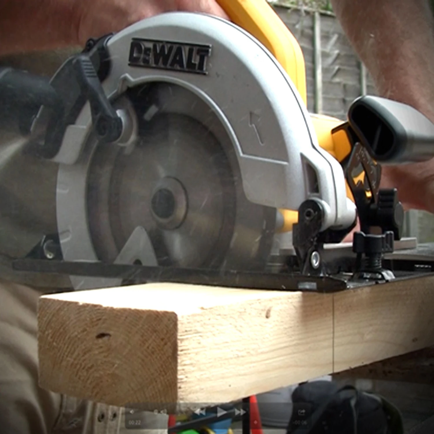 DeWalt 1350W 240V 184mm Corded Circular Saw DWE560-GB 5 DeWalt 1350W 240V 184mm Corded Circular Saw DWE560-GB - Image 3